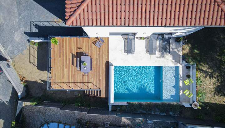 Plages élégantes autour de piscines ou spas